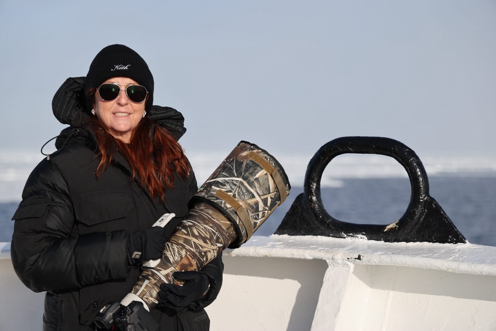 Carla Joffe con su cámara a bordo de un barco, entre hielo polar